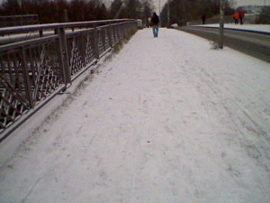 Schnee auf der Brücke zwischen Stadtteil und S-Bahn in Rothenburgsort