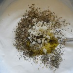 Zutaten für Tzaziki In einer Schüssel mische ich Joghurt und Quark mit Kräutern, Olivenöl, Knoblauch, Salz, Pfeffer.