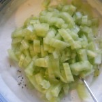 Gurkenwürfel auf Joghurt Dazu kommen die Gurkenwürfel.