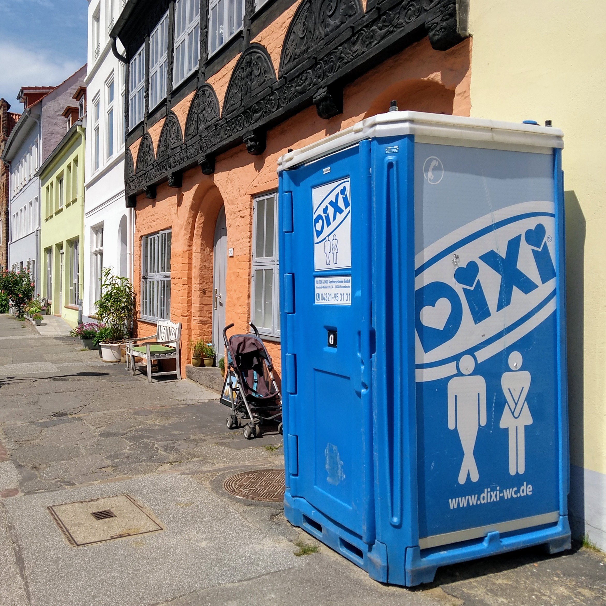 Ein Klo vor einem Haus in LÃ¼beck